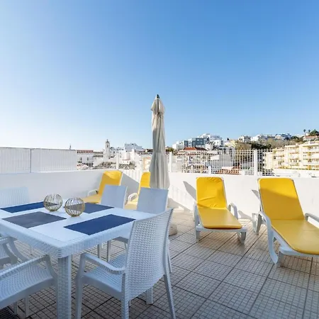 Renoviertes Mit Grosser Terrasse アルブフェイラ